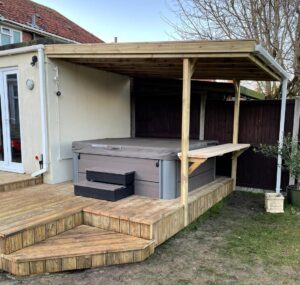 Hot tub with decking and floating bar