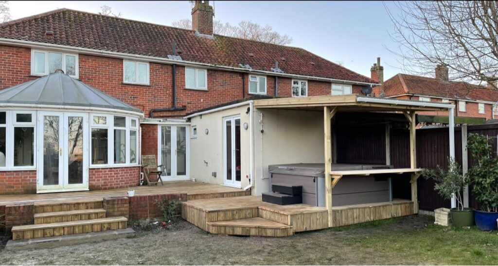 Hot tub with decking and floating bar