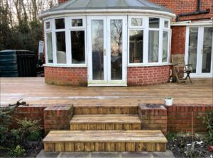 Hot tub with decking and floating bar