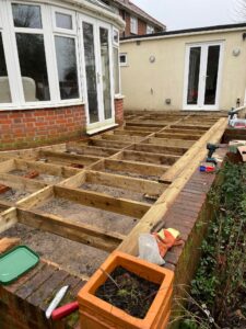 Hot tub with decking and floating bar